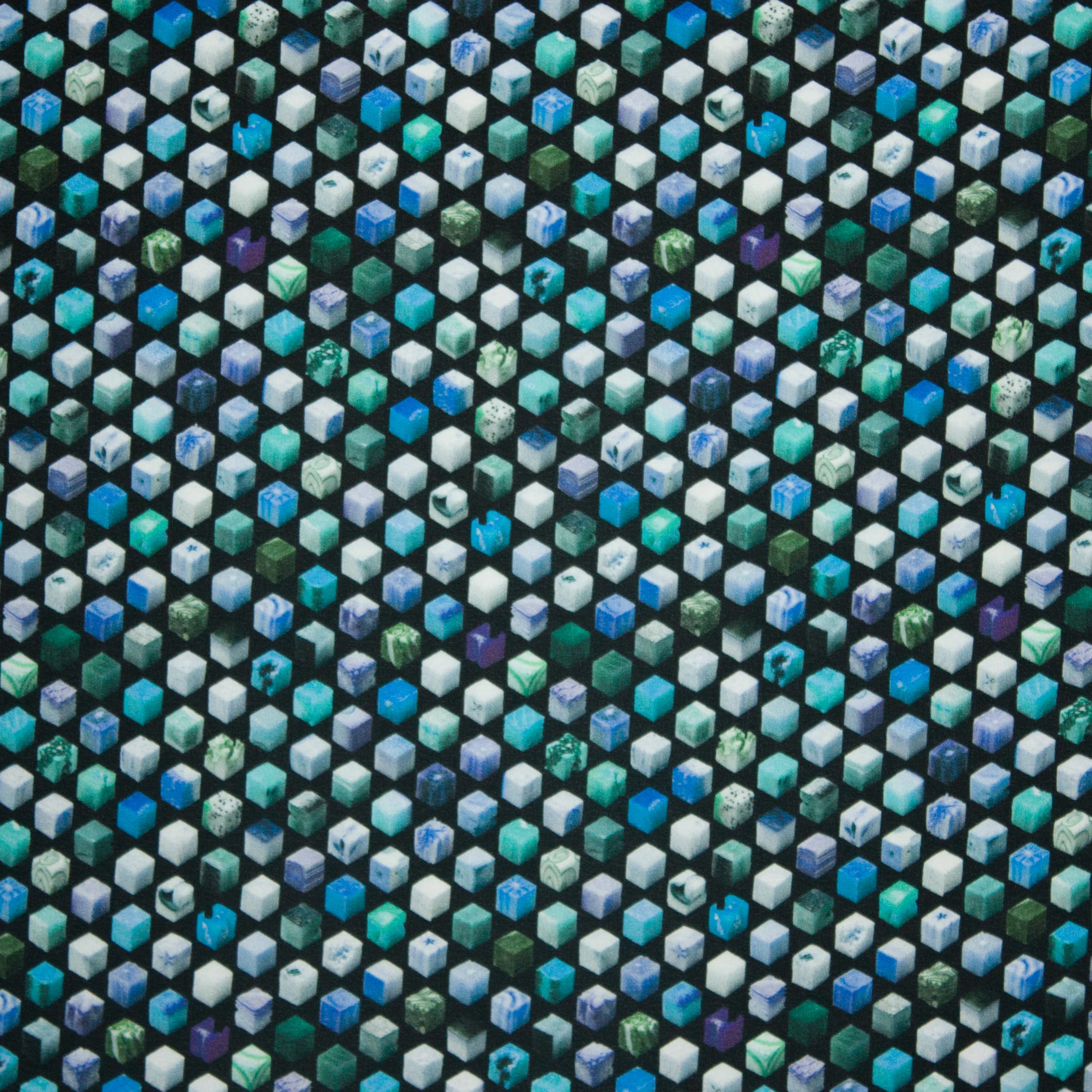Crêpe fruitblokjes in verschillende tinten blauw